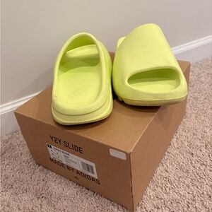 Yeezy Slide in Neon Yellow